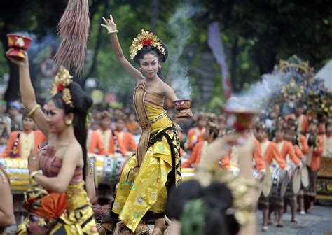 Wulan Gurit's Jakarta Jamboree: Celebrating Indonesian Heritage with Laughter and Music!