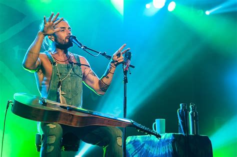 Xavier Rudd’s Flamenco Fusion Fiesta: A Celebration of Music, Culture, and Unexpected Culinary Delights!